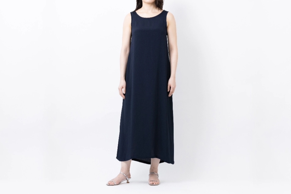 SOIE CÉLESTEの商品「黒いロングワンピース」を着た女性の姿。