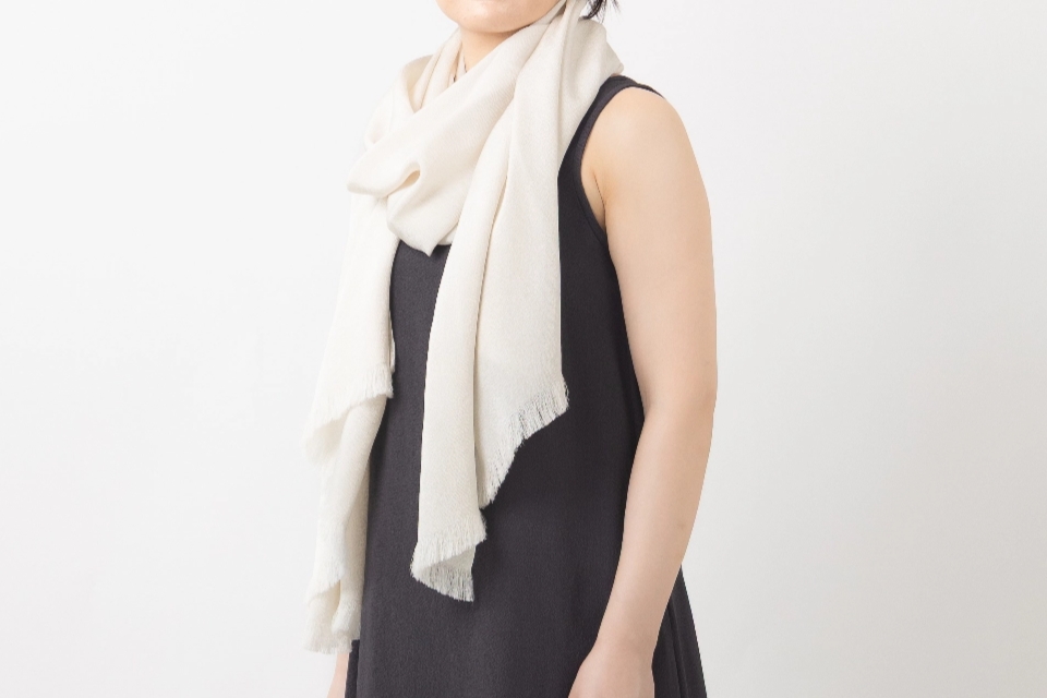 SOIE CÉLESTEの商品「シルクストール」を巻いた女性の姿