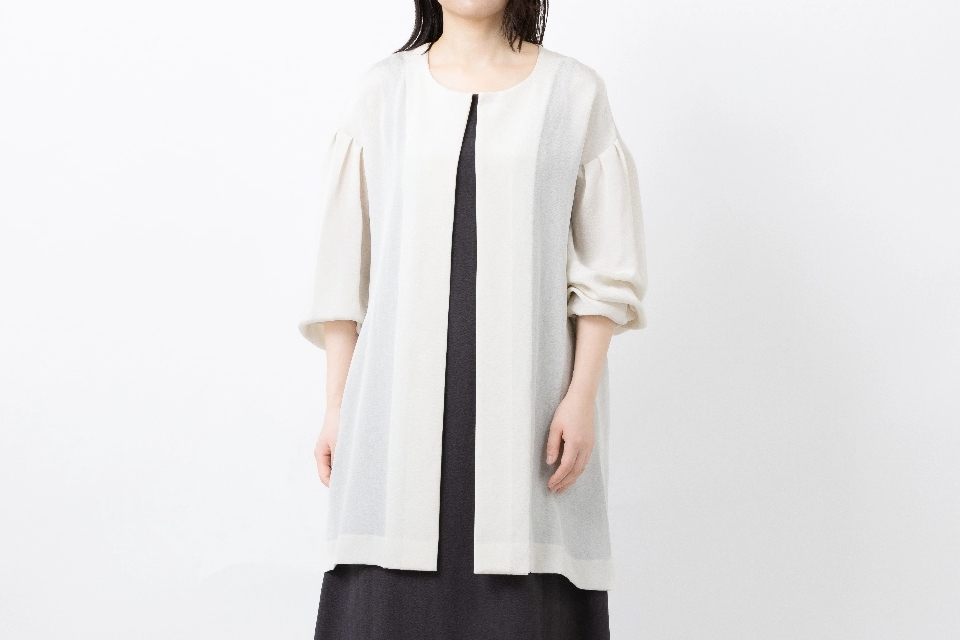 SOIE CÉLESTEの商品「チュニックコート」を着た女性の姿