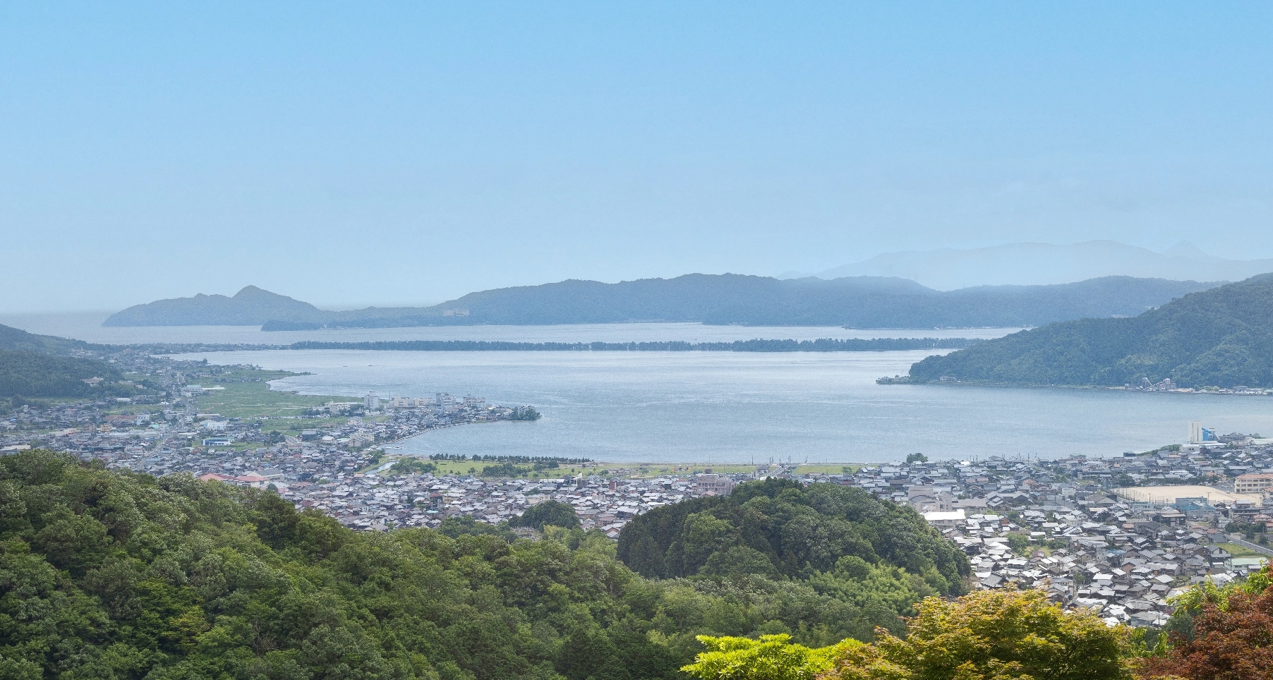 京都府丹後地方の、山々と海に囲まれた街並み